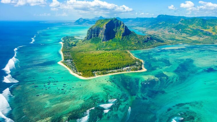 15 le morne brabant Vue aerienne du Morne Brabant a l'ile Maurice, avec le lagon turquoise, la barriere de corail et la plage bordee de vegetation